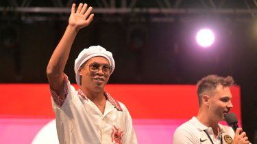 El legendario jugador brasileño Ronaldinho saluda a los fanáticos durante su presentación oficial con el Ravenna FC, el 20 de agosto de 2026.