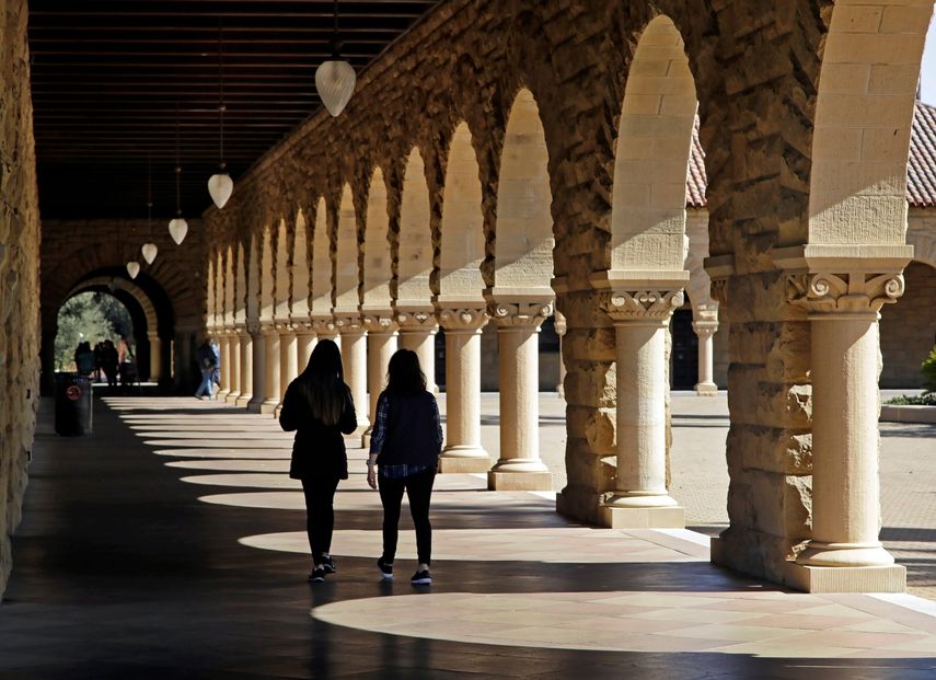 &nbsp;Estudiantes caminan por el campus de la Universidad de Stanford en California el 14 de marzo del 2019.&nbsp;