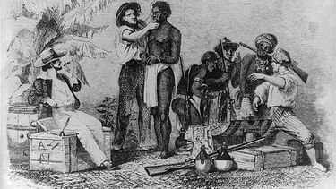 Reproducción de un grabado en madera (1854) de Brantz Mayer, que representa a un hombre africano que es inspeccionado por un hombre blanco mientras otro hombre habla con traficantes de esclavos. &nbsp;