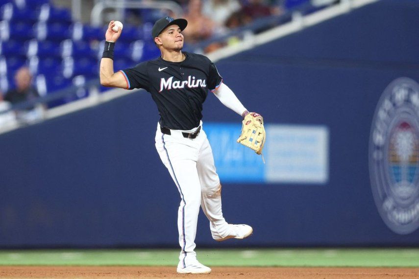 El venezolano Javier Sanoja, de los Marlins de Miami, lanza la pelota hacia la segunda base durante un juego, el 22 de agosto de 2025.