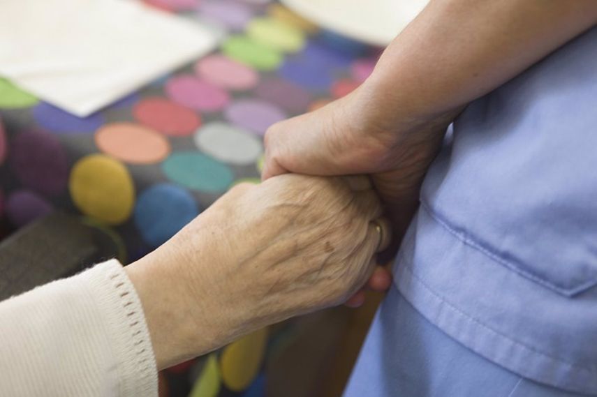 Adultos mayores con la enfermedad de Alzheimer