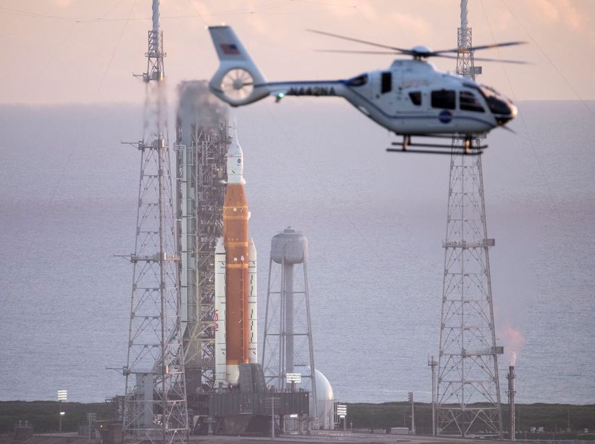 Un helicóptero de la NASA sobrevuela alrededor del cohete Artemis 1, en el Centro Espacial Kennedy de la NASA en Florida.