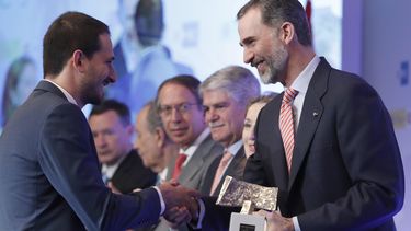 El Rey Felipe VI entrega el Premio de Prensa al brasileño Vinicius Jorge Carneiro Sassine.