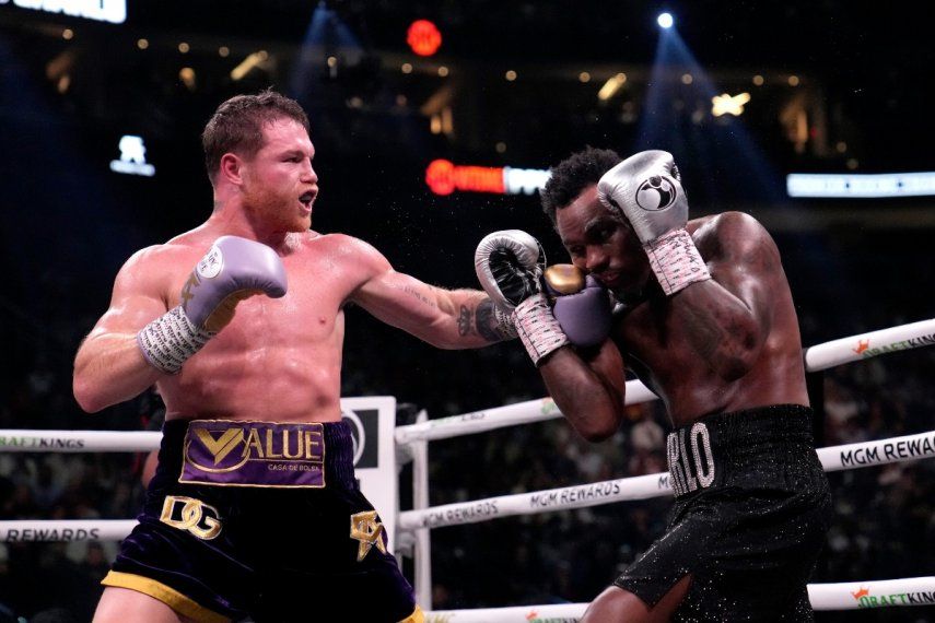 El mexicano Saúl Canelo Álvarez propina un golpe al estadounidense Jermell Charlo en una pelea por el título de los supermedianos, disputada en Las Vegas el sábado 30 de septiembre de 2023.