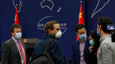 En esta foto de archivo del 18 de marzo de 2020, el corresponsal del New York Times en Pek&iacute;n, Steven Lee Myers, y otros periodistas extranjeros asisten a una conferencia en la canciller&iacute;a en Pek&iacute;n.&nbsp;