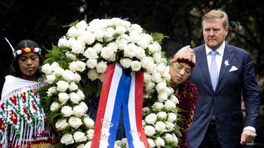 El rey Guillermo Alejandro de Países Bajos&nbsp;coloca una ofrenda floral durante el Día Nacional del Recuerdo de la Esclavitud.