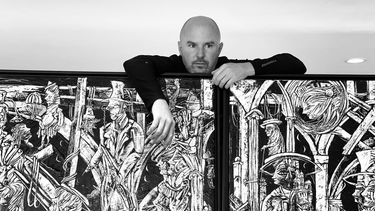 El pintor Fredy Villamil junto a su pieza Extraños en la noche.&nbsp;