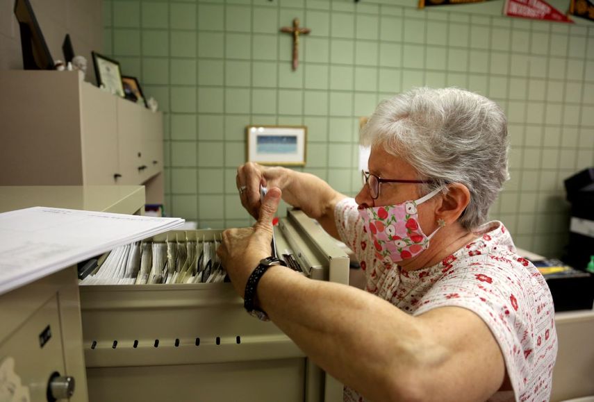 La hermana Bridget Reilly, directora de orientaci&oacute;n, prepara documentos de los estudiantes para enviarlas a otras escuelas despu&eacute;s del cierre de la escuela cat&oacute;lica Quigley Catholic High School en Baden, Pensilvania, el lunes 8 de junio de 2020.