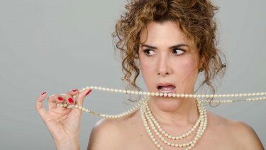 La actriz Rosalinda Rodríguez interpreta el unipersonal “Pórtate bien”, en el Teatro Trail, en Miami.&nbsp;