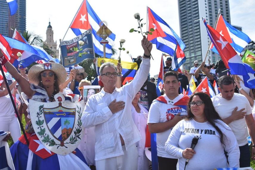 El opositor Ramón Saúl Sánchez junto a cubanos en Miami en apoyo al #15NCuba.&nbsp;