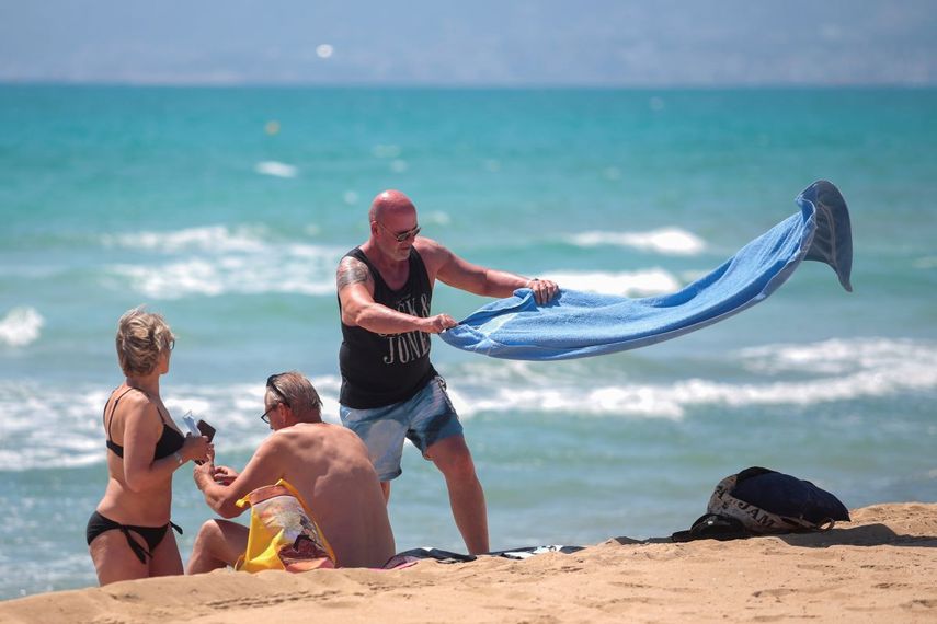 Turistas alemanes llegan a la playa en Palma de Mallorca, Espa&ntilde;a, el lunes 15 de junio de 2020.