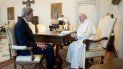 El papa Francisco y el enviado especial de Estados Unidos para el clima hablan en una reunión privada en el Vaticano el sábado, 15 de mayo del 2021. El papa Francisco y el enviado especial de Estados Unidos para el clima hablan en una reunión privada en el Vaticano el sábado, 15 de mayo del 2021.