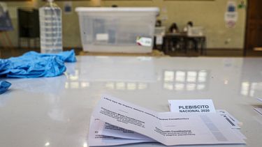 Boletas, guantes y alcohol están en una mesa en una escuela que servirá como centro de votación en Santiago, Chile, el viernes 23 de octubre de 2020.&nbsp;