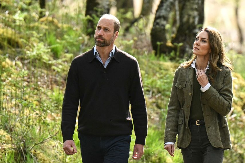 William, príncipe de Gales, y Kate Middleton, princesa de Gales, pasean por el bosque comunitario de Ardura para destacar la importancia de proteger y defender el medio ambiente natural, durante una visita a la isla de Mull, en el oeste de Escocia, el 30 de abril de 2025.