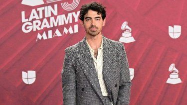 El cantante estadounidense Joe Jonas asiste a la 25a edición de los Premios LatinGrammy en el Kaseya Center en Miami, Florida, el 14 de noviembre de 2024.&nbsp;