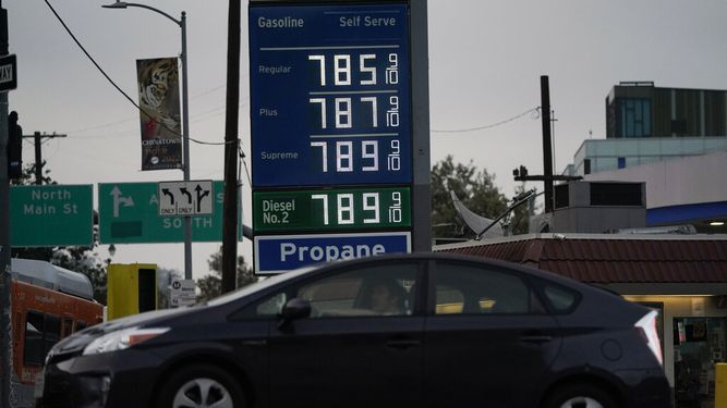 Los altos precios de la gasolina en una gasolinera en Los Ángeles. &nbsp;