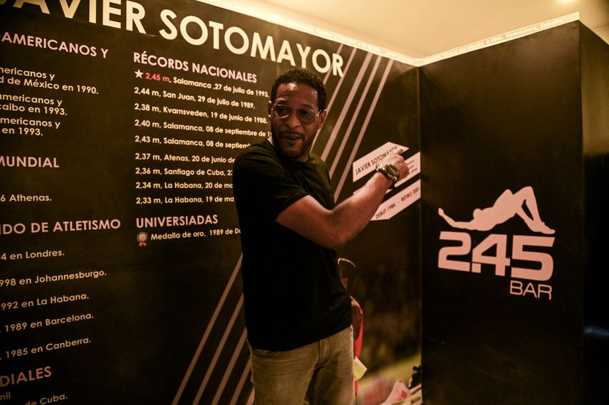 Sotomayor inaugura 2.45 en La Habana, un restaurante en honor a su récord mundial