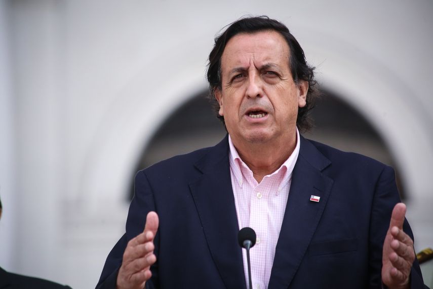 Imagen de Hnadout publicada por la oficina de prensa del Ministerio del Interior de Chile que muestra al Ministro del Interior Víctor Pérez durante una conferencia de prensa en el Palacio Presidencial de La Moneda en Santiago, el 17 de octubre de 2020. Pérez renunció a su cargo ministerial y también fue suspendido de la Cámara de Diputados el 3 de noviembre. , 2020 luego de que la Cámara aprobara un cargo constitucional en su contra por represión policial durante las protestas sociales del país.