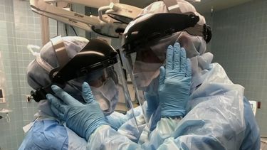 Ben Cayer y Mindy Brock, una pareja de enfermeros del Tampa General Hospital, comparten un hogar y la misi&oacute;n de salvar vidas en tiempos de pandemia.