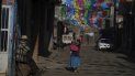 Vecinos en una calle decorada con papel picado, en la comunidad indígena puerpecha de Comachuén, México, el miércoles 19 de enero de 2022. En algunos lugares del México rural, las remesas mantienen con vida a muchos poblados. 