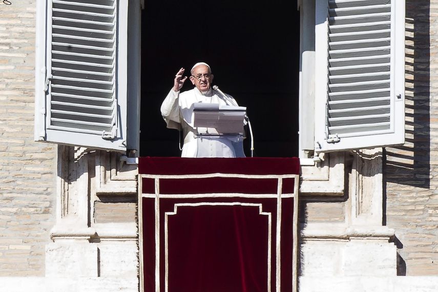 El papa Francisco habla desde la ventana en Ciudad del Vaticano&nbsp;