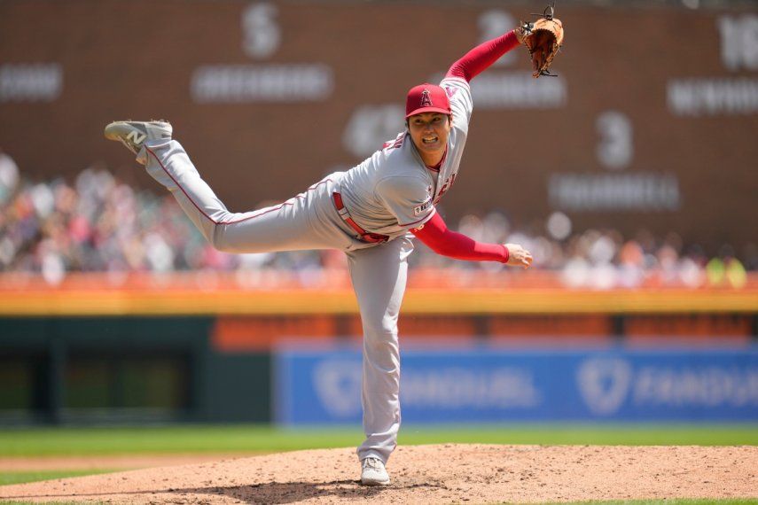 En foto del 27 de julio del 2023, el pitcher de los Angelinos de Los Ángeles, Shohei Ohtani, lanza en la cuarta entrada del primer juego de una doble cartelera ante los Tigres de Detroit.