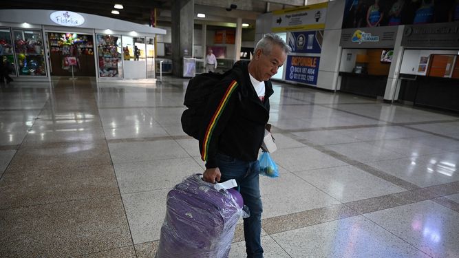 Un migrante venezolano camina a su llegada al Aeropuerto Internacional Simón Bolívar en Maiquetía, estado de La Guaira, Venezuela, el 7 de mayo de 2023. 