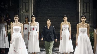 La directora creativa de Christian Dior, Maria Grazia Chiuri, despide el desfile en Ciudad de México, donde la firma presentó la nueva colección crucero para 2024.