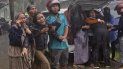 Personas reaccionan cuando el cuerpo de un pariente es recuperado de las ruinas de un edificio en un área afectada por un terremoto en Mamuju, West Sulawesi, Indonesia, el viernes 15 de enero de 2021. Un fuerte terremoto poco profundo sacudió la isla de Sulawesi en Indonesia justo después la medianoche del viernes, derribando casas y edificios, provocando deslizamientos de tierra y matando a varias personas. Personas reaccionan cuando el cuerpo de un pariente es recuperado de las ruinas de un edificio en un área afectada por un terremoto en Mamuju, West Sulawesi, Indonesia, el viernes 15 de enero de 2021. Un fuerte terremoto poco profundo sacudió la isla de Sulawesi en Indonesia justo después la medianoche del viernes, derribando casas y edificios, provocando deslizamientos de tierra y matando a varias personas.