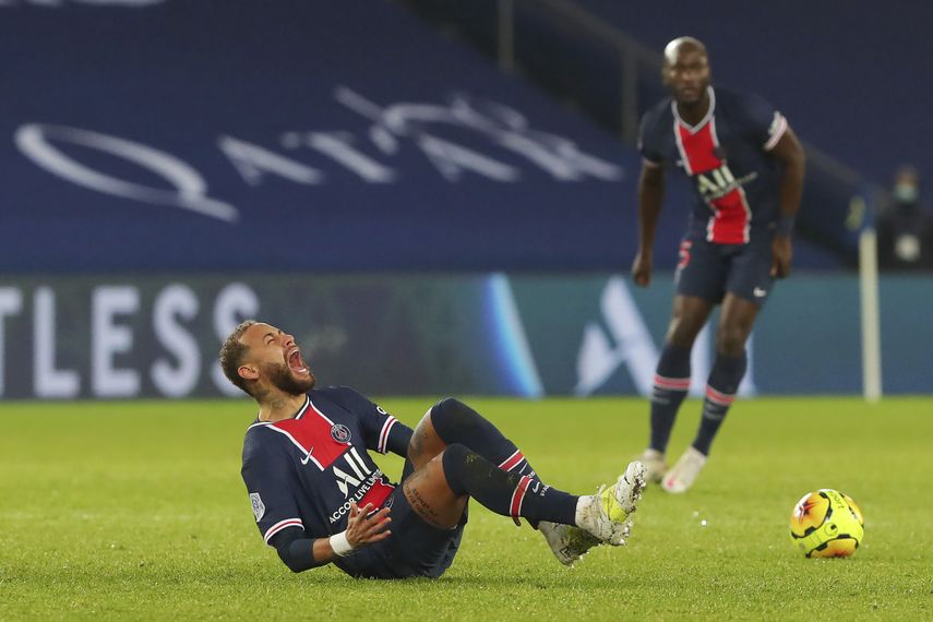 Neymar del Paris Saint-Germain cae al piso lesionado en el encuentro ante el Lyon el domingo 13 de diciembre del 2020.&nbsp;