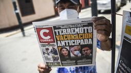 Un hombre muestra un periódico que destaca un escándalo de vacunación temprano que involucró a políticos y altos funcionarios, en medio del nuevo coronavirus COVID-19, pandemia, en Lima, el 15 de febrero de 2021. El ministro de Relaciones Exteriores de Perú renunció el domingo, el segundo alto funcionario en dimitir en medio de un escándalo creciente sobre los políticos que reciben las vacunas COVID-19 mucho antes que el público en general. El resentimiento público por los funcionarios que reciben vacunas, a pesar de que no hay fecha para una campaña de inmunización más amplia, ha provocado la renuncia de al menos dos funcionarios del gobierno.