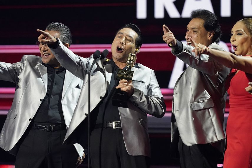 El grupo Los Ángeles Azules celebra el Premio a la Trayectoria Artística en los Premios Latin Billboard, el jueves 5 de octubre de 2023, en Coral Gables, Florida.