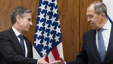 El secretario de Estado de EEUU Antony Blinken (i) con el canciller ruso Serguei Lavrov en Ginebra el 21 de enero de 2022.