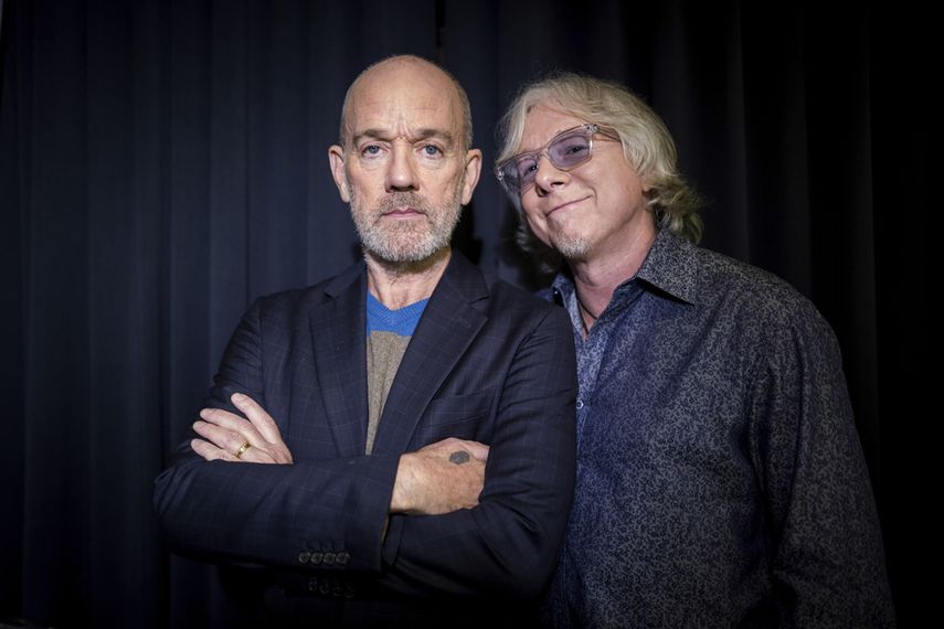 Michael Stipe y Mike Mills, de R.E.M. posan para un retrato en Nueva York el 28 de octubre de 2019. Hace 25 años R.E.M. lanzó su álbum Up el primero de la banda como trío.