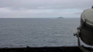 Esta fotografía proporcionada por la Guardia Costera de EEUU muestra el patrullero Alex Haley de la Guardia Costera de EEUU mientras sigue a un buque de la Federación Rusa el lunes 5 de agosto de 2024, al sur de las islas Aleutianas, Alaska.&nbsp;