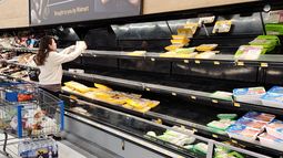 Una mujer revisa los precios de productos cárnicos en un supermercado de la cadena Walmart.