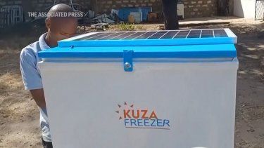 En la empresa Kuza Freezers los empleados descomponen el plástico en pellets y después lo moldean en congeladores.
