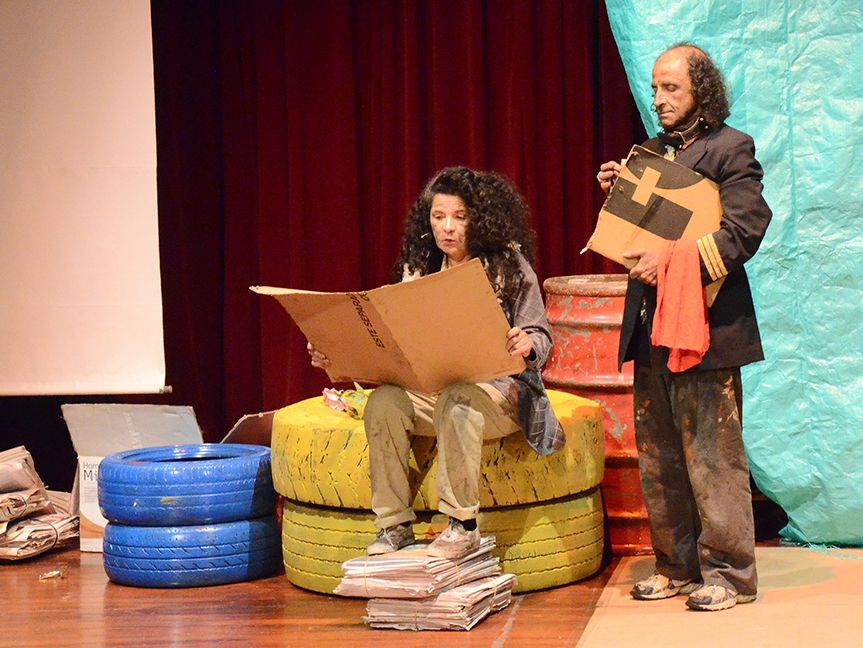 El grupo colombiano de teatro El Águila Descalza recicla la ilusión en el  Trail