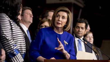 La presidenta de la C&aacute;mara de Representantes, Nancy Pelosi, acompa&ntilde;ada por otros legisladores, anuncia en conferencia de prensa el respaldo al acuerdo comercial T-MEC, en el Congreso, Washington, martes 10 de diciembre de 2019.&nbsp;
