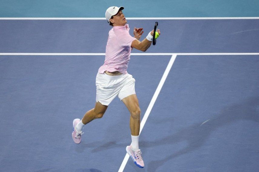 Jannik Sinner, de Italia, devuelve un golpe a Corentin Moutet, de Francia, en el séptimo día del Abierto de Miami presentado por Itaú en el Hard Rock Stadium el 23 de marzo de 2026 en Miami Gardens, Florida.&nbsp;