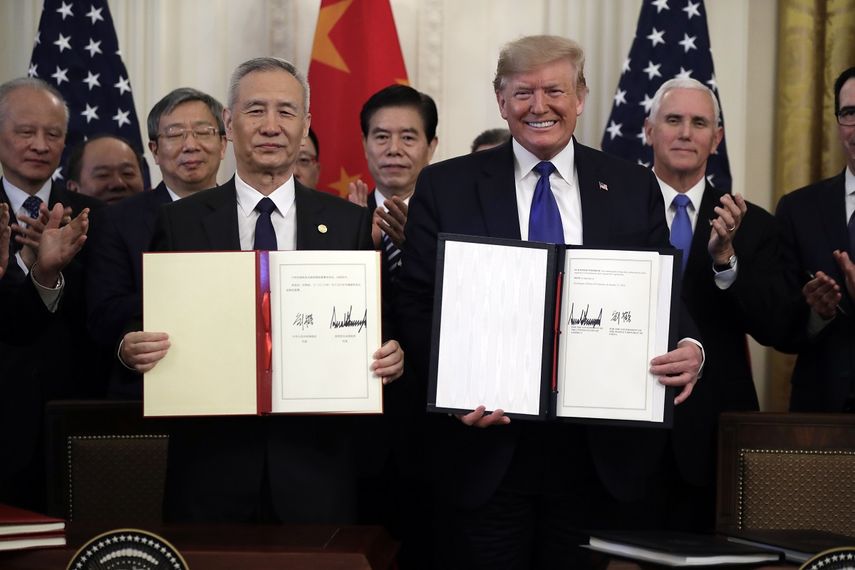 En esta foto del 15 de enero de 2020, el presidente estadounidense Donald Trump, derecha, firma un acuerdo comercial con el vicepremier chino Liu He en la Casa Blanca, Washington. El jueves 16 de enero de 2020, el Senado se apresta a votar sobre el acuerdo comercial T MEC, entre M&ntilde;exico, Estados Unidos y Canad&aacute;.