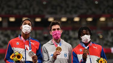 (De izquierda a derecha) El medallista de plata Juan Miguel Echevarria de Cuba, el medallista de oro de Grecia Miltiadis Tentoglou y el medallista de bronce de Cuba Maykel Masso celebran en el podio de la final masculina de salto de longitud durante los Juegos Olímpicos de Tokio 2020