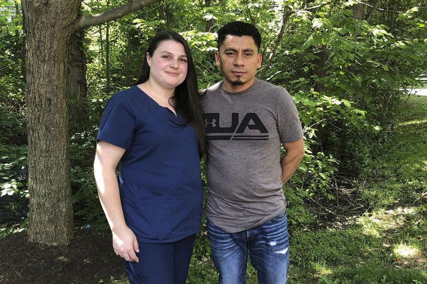 En una foto tomada el 21 de junio de 2019, Alyse S&aacute;nchez y su esposo, Elmer S&aacute;nchez, posan para The Associated Press en Sandy Spring, Maryland.&nbsp;