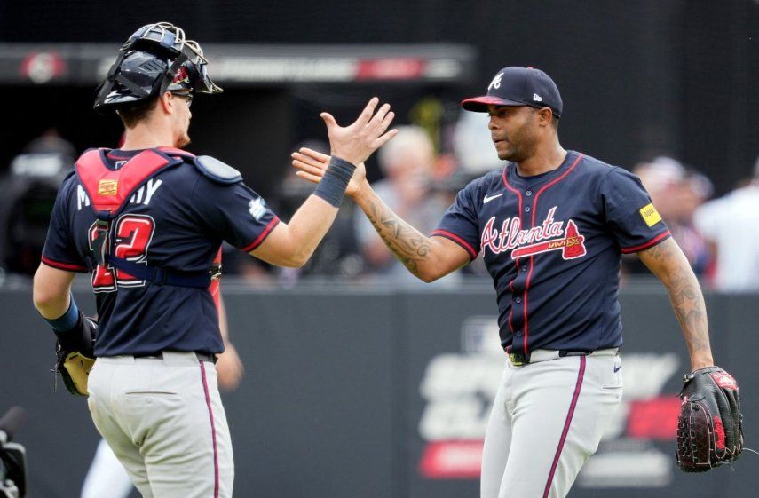 El lanzador Raisel Iglesias (derecha) y el receptor Sean Murphy, de los Bravos de Atlanta, celebran luego de una victoria, el 3 de agosto de 2025.