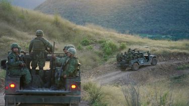 Soldados patrullan cerca de la aldea Plaza Vieja en el estado de Michoacán, el 28 de octubre de 2021, en México.