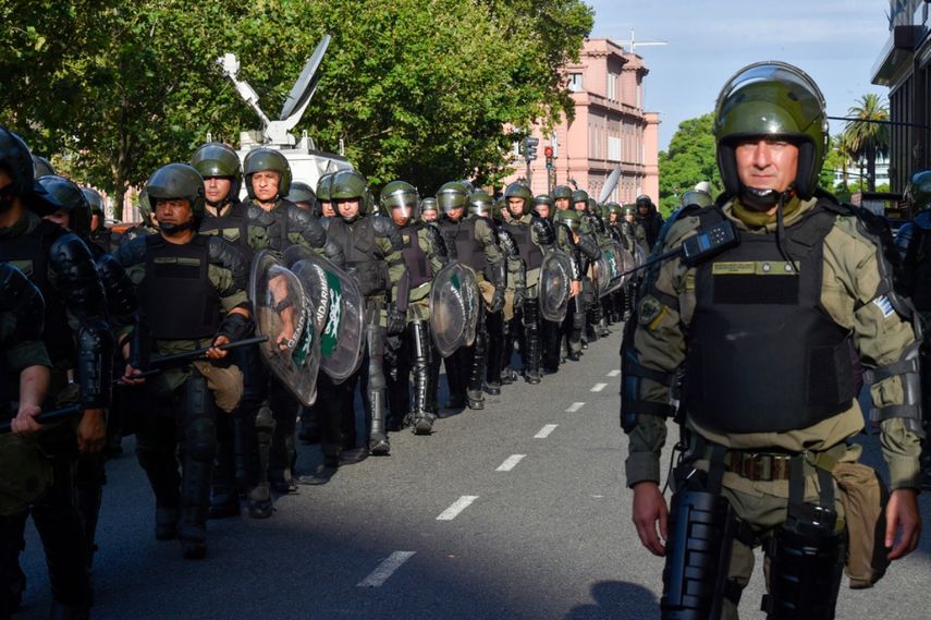 Fuerzas de seguridad se despliegan durante una marcha contra las nuevas medidas económicas del gobierno de Javier Milei, en el centro de Buenos Aires, Argentina, el miércoles 20 de diciembre de 2023.
