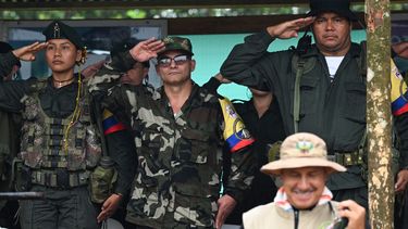El máximo comandante de la disidencia de las FARC EP, alias Iván Mordisco (C), saluda a los militares junto al comandante Calarcá (R) durante una reunión con comunidades locales en San Vicente del Caguán, departamento de Caquetá, Colombia, el 16 de abril de 2023.