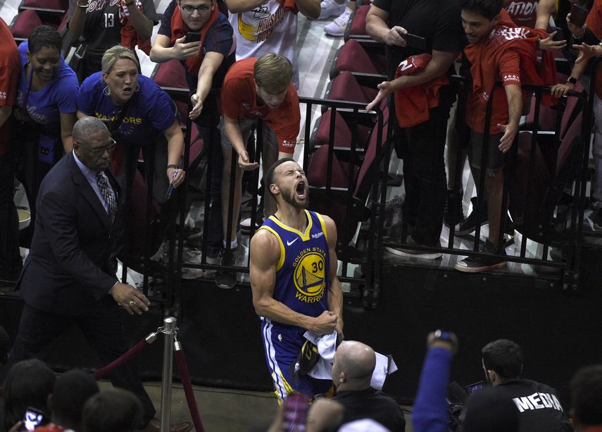Stephen Curry celebra tras la victoria de los Warriors de Golden State ante los Rockets de Houston en una serie de los playoffs de la NBA, el viernes 10 de mayo de 2019, en Houston.&nbsp;
