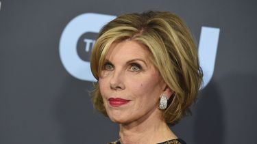 Christine Baranski llega a la 25 entrega anual de los Critics Choice Awards en Santa Mónica, California, el 12 de enero de 2020. La actriz laureada con premios Emmy y Tony donó tres vestidos de Bob Mackie hechos a la medida para una subasta en línea a beneficio de The Actors Fund.&nbsp;