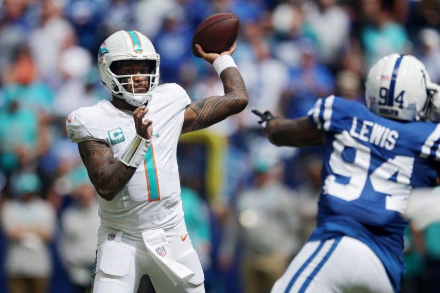 Tua Tagovailoa, número 1 de los Dolphins de Miami, lanza un pase contra los Colts de Indianápolis durante el tercer cuarto del partido en el Lucas Oil Stadium, el 7 de septiembre de 2025, en Indianápolis, Indiana.&nbsp;